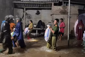 Công an Hà Tĩnh và các lực lượng chức năng hỗ trợ người dân sơ tán của cải do mưa lớn nước dâng trong đêm. (Ảnh: CAHT)