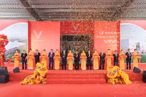 Các đại biểu cắt băng khánh thành Nhà máy ô tô điện VinFast tại Hà Tĩnh. 