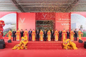 Các đại biểu cắt băng khánh thành Nhà máy ô tô điện VinFast tại Hà Tĩnh.