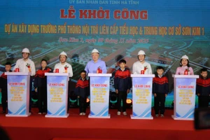 Phó Thủ tướng Thường trực Chính phủ Nguyễn Hòa Bình cùng các đại biểu ấn nút khởi công Trường Phổ thông nội trú liên cấp Tiểu học và THCS Sơn Kim 1.