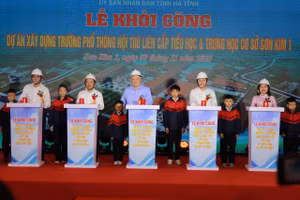 Phó Thủ tướng Thường trực Chính phủ Nguyễn Hòa Bình cùng các đại biểu ấn nút khởi công Trường Phổ thông nội trú liên cấp Tiểu học và THCS Sơn Kim 1.