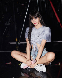 Lisa (BLACKPINK) khoe ảnh bikini khiến hàng triệu fan phát sốt