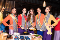 Thí sinh Miss Grand International 2023 thích thú mặc áo bà ba, tự đổ bánh xèo