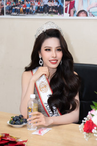 Á hậu Miss Intercontinental 2023 Ngọc Hằng về nước trong vòng vây người hâm mộ