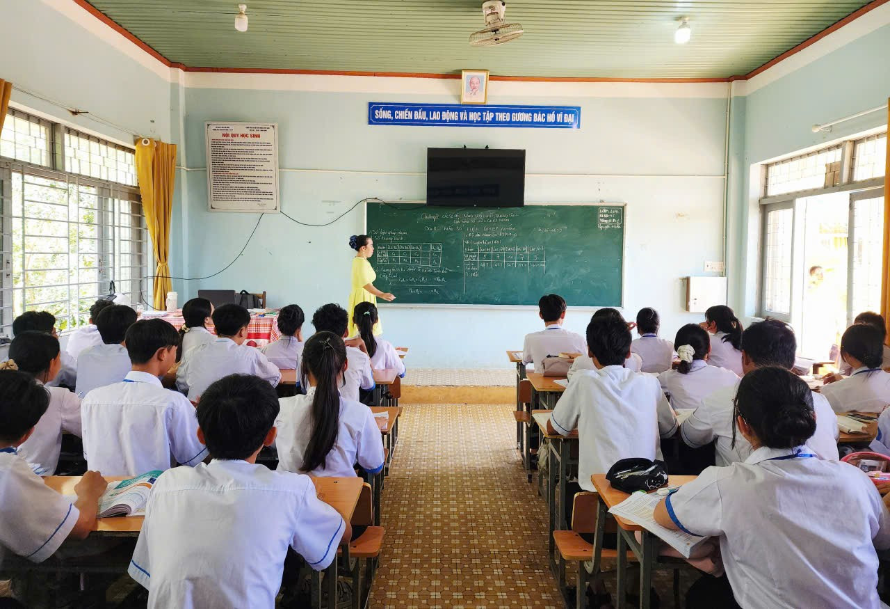 Mặc dù gặp nhiều khó khăn, nhưng thầy và trò Trường THPT Phan Chu Trinh - Cư Jút vẫn nỗ lực duy trì chất lượng dạy học. pct4.jpg