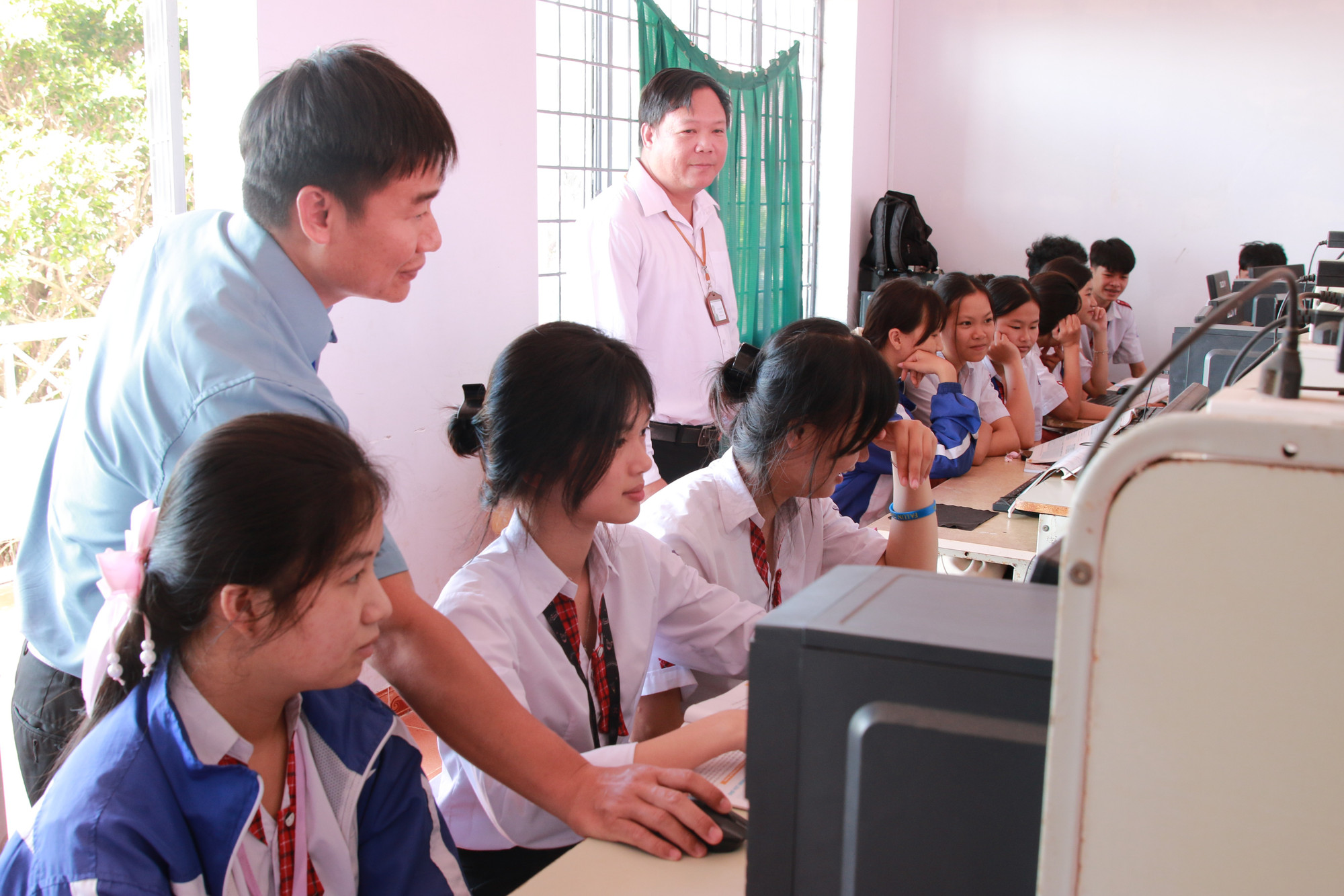 Les élèves du lycée Nguyen Binh Khiem - Nam Dong lors d'une séance pratique informatique. img-4366.jpg