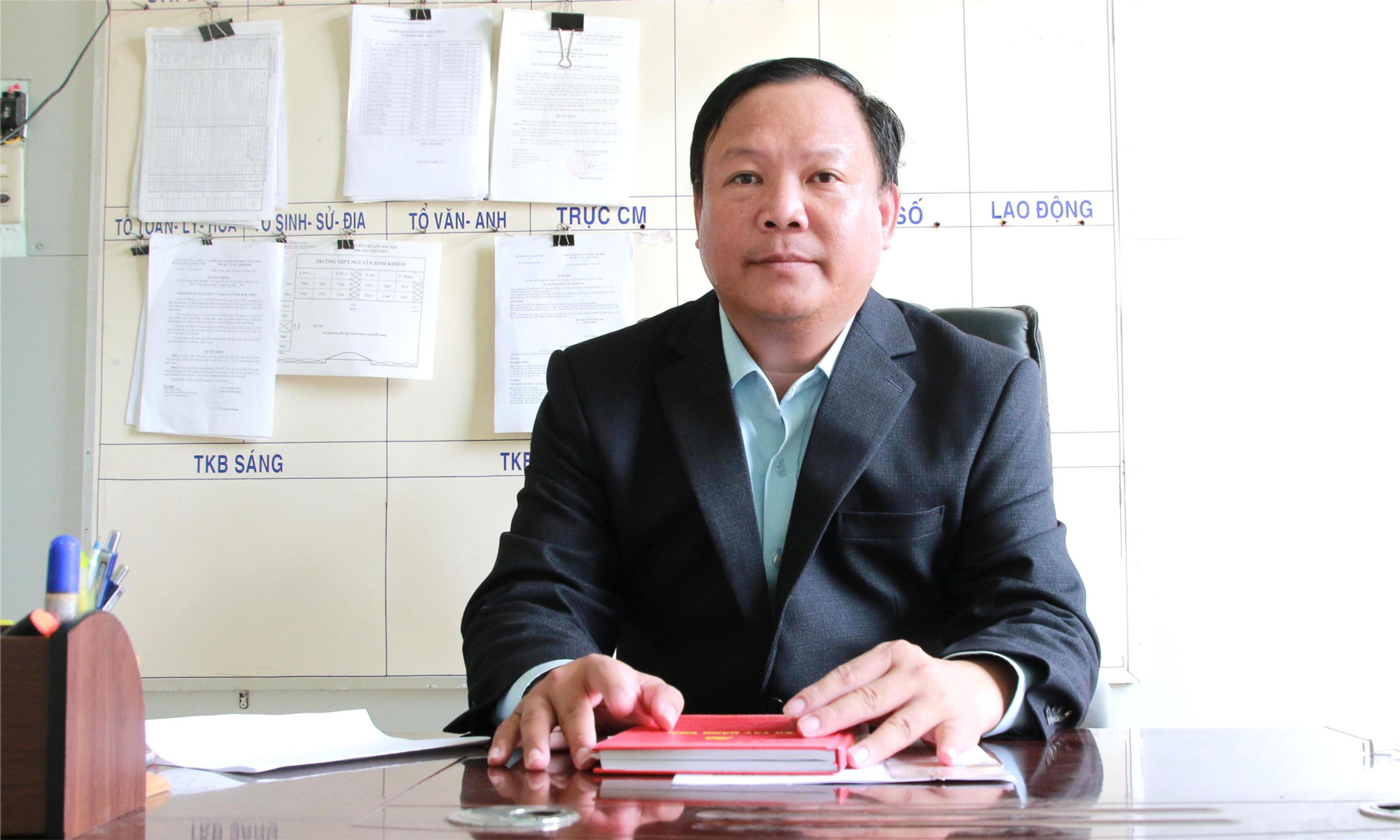 M. Ly Anh Quyet - Directeur du Lycée Nguyen Binh Khiem - Nam Dong. 1-ht.jpg