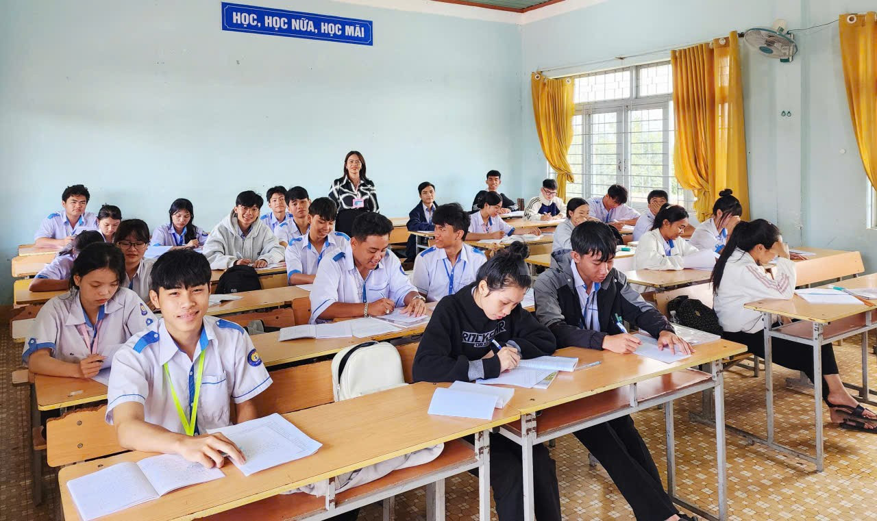 Mặc dù gặp nhiều khó khăn, nhưng thầy và trò Trường THPT Phan Chu Trinh - Cư Jút vẫn nỗ lực duy trì chất lượng dạy học.