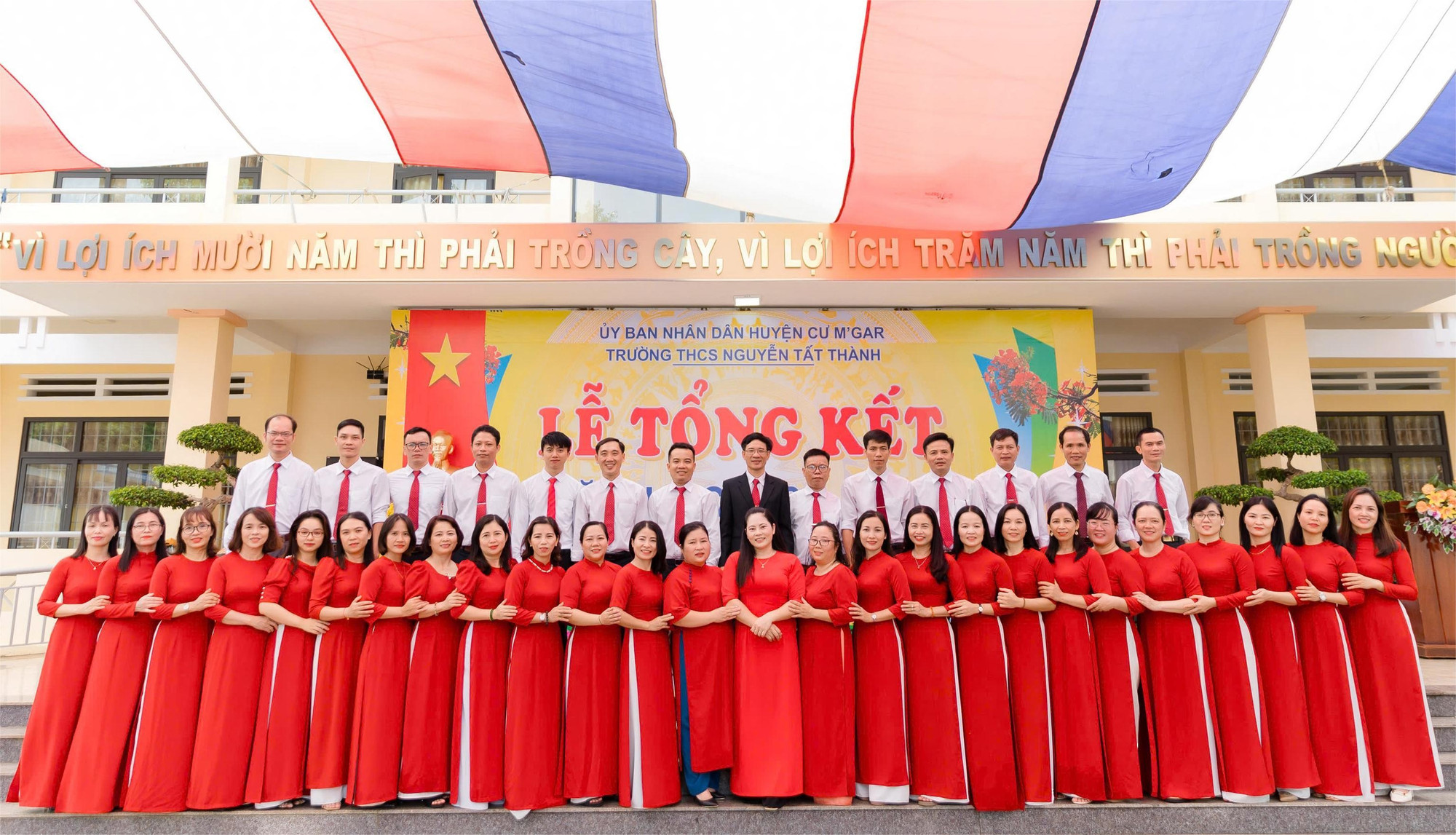 Tập thể cán bộ, giáo viên, nhân viên Trường THCS Nguyễn Tất Thành, xã Quảng Phú.
