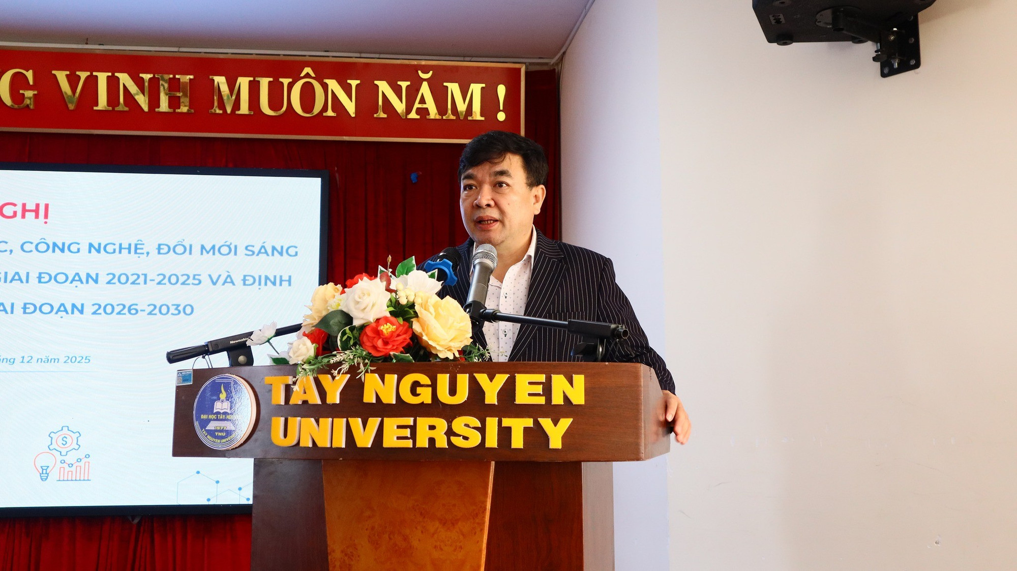 PGS.TS Lê Đức Niêm – Phó Hiệu trưởng nhà trường đánh giá tổng kết hoạt động nghiên cứu khoa học giai đoạn 2021-2025.