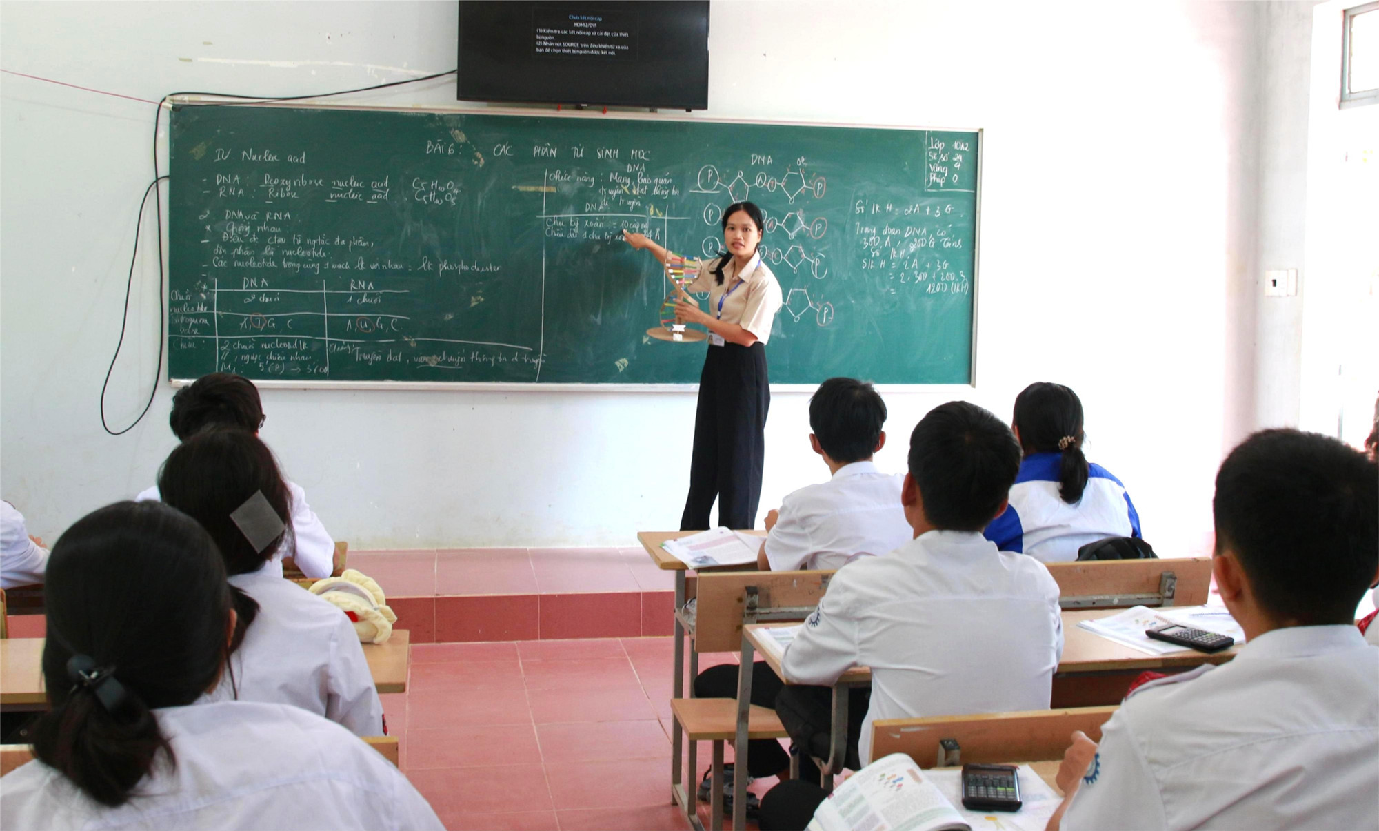 Giờ học môn Sinh học lớp 10 tại Trường THPT Nguyễn Bỉnh Khiêm - Nam Dong.