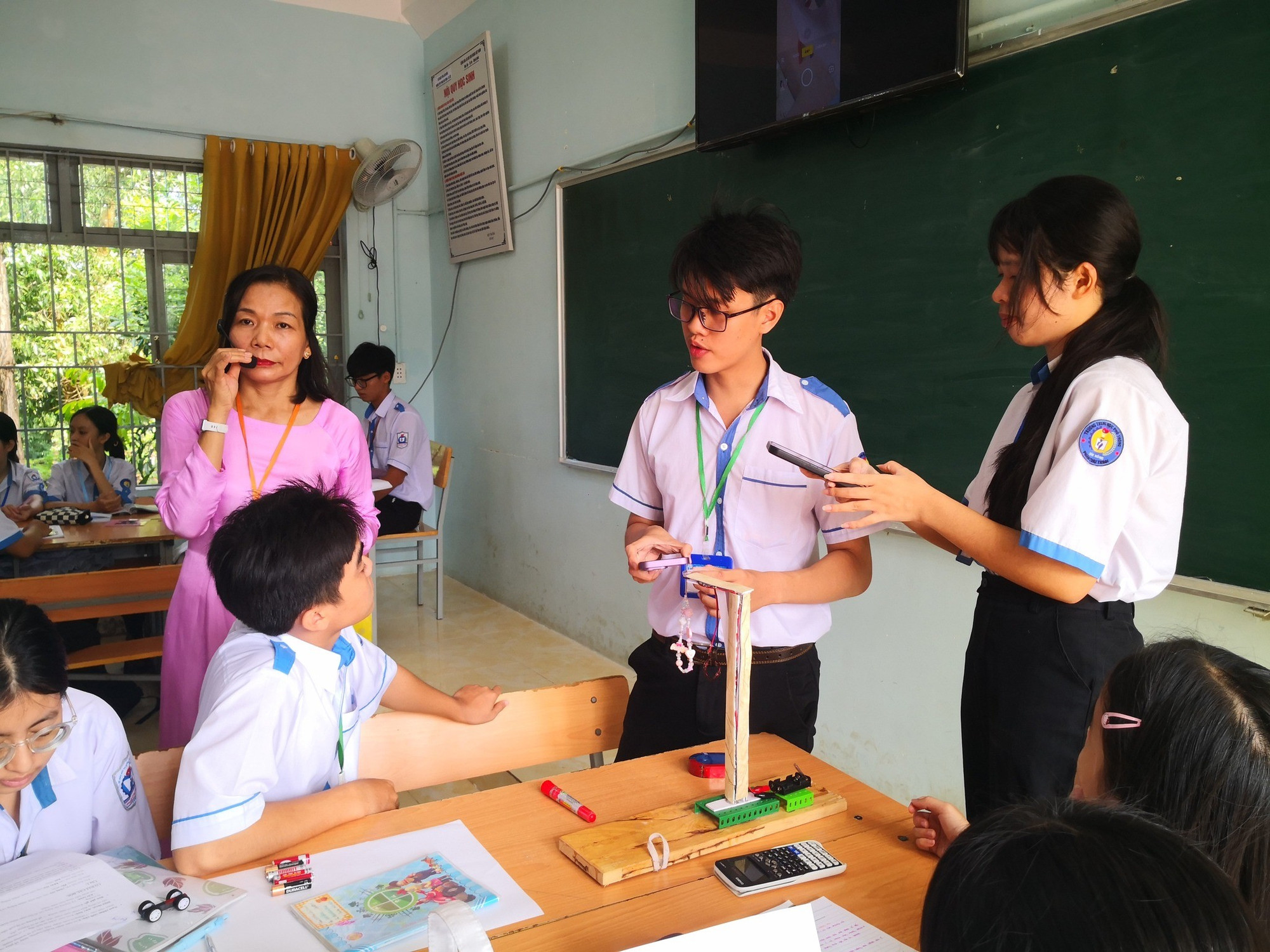 Một giờ học môn Vật lí của cô và trò Trường THPT Phan Chu Trinh - Cư Jút. hoi-giang-ly.jpg