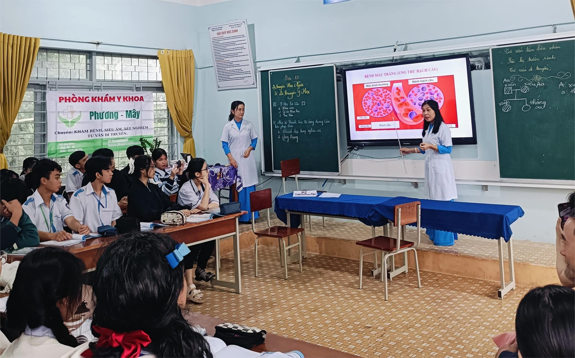 Cô và trò Trường THPT Phan Chu Trinh - Cư Jút, tỉnh Lâm Đồng trong giờ học môn Sinh học. hoi-giang-mon-sinh-6106.jpg
