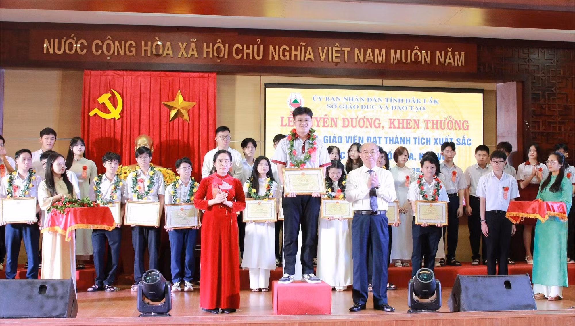 Lãnh đạo UBND tỉnh, Sở GD&ĐT vinh danh em Hoàng Văn Quyền, học sinh giỏi quốc gia năm 2025. (Ảnh: Thành Tâm)