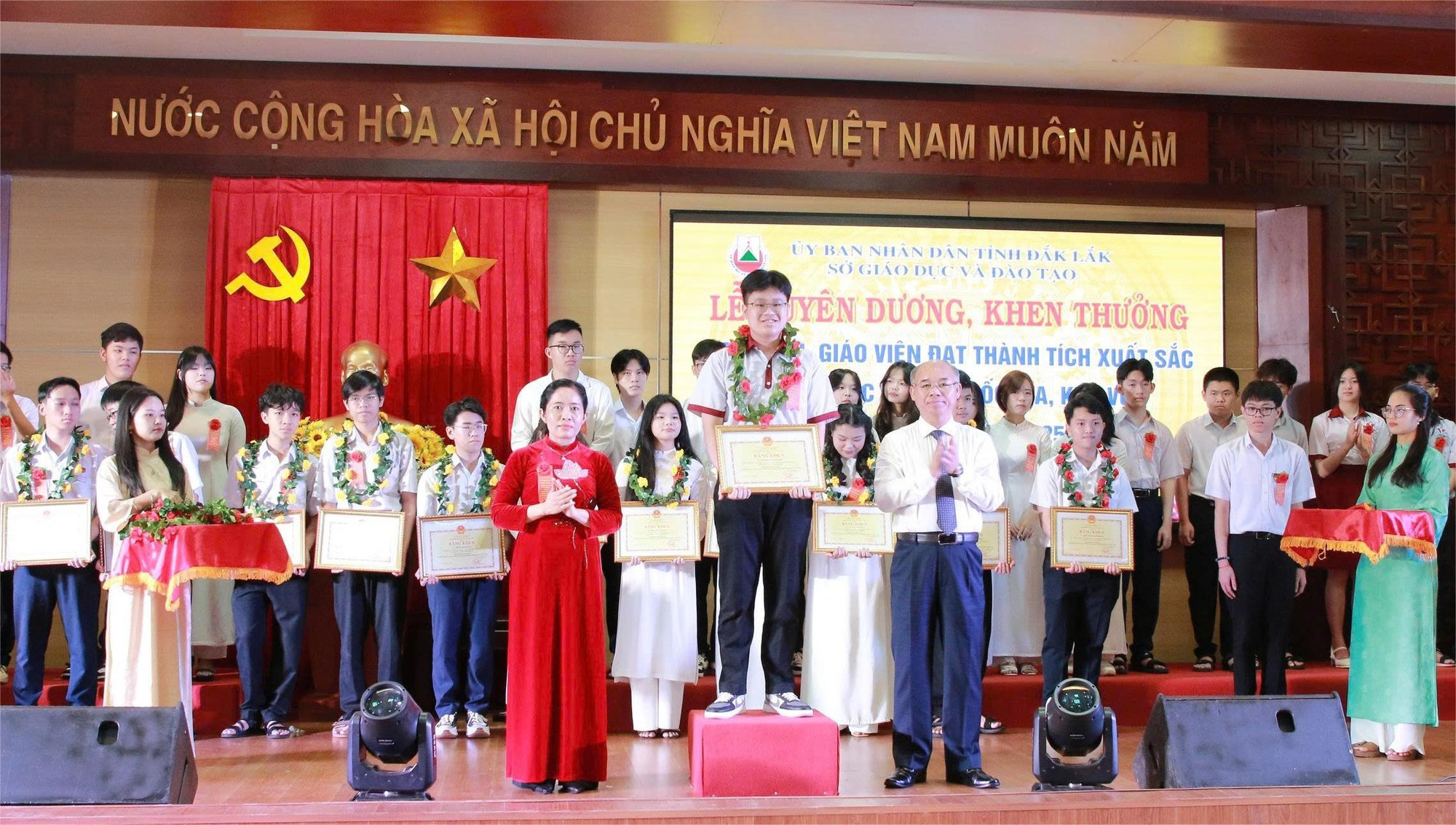 Lãnh đạo UBND tỉnh, Sở GD&ĐT vinh danh em Hoàng Văn Quyền, học sinh giỏi quốc gia năm 2025. (Ảnh: Thành Tâm)