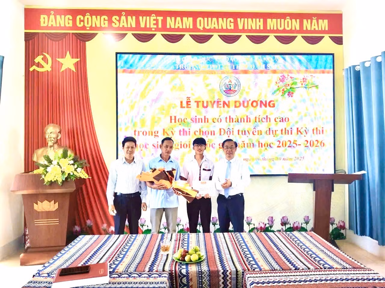 Ban Giám hiệu nhà trường chúc mừng, động viên em Nguyễn Thọ Hoàng Anh, học sinh giỏi môn Địa lí. (Ảnh: ĐTN)