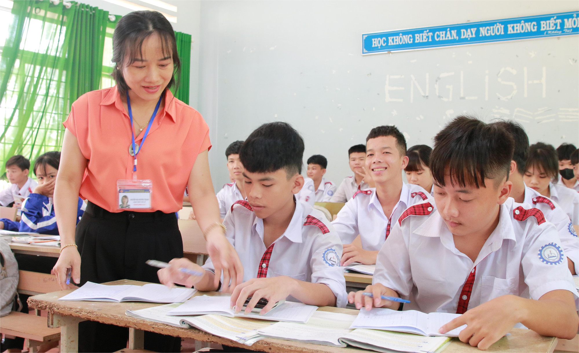 Les enseignants et les élèves du lycée Nguyen Binh Khiem - Nam Dong s'efforcent dans chaque leçon de maximiser les capacités des élèves. 2.jpg