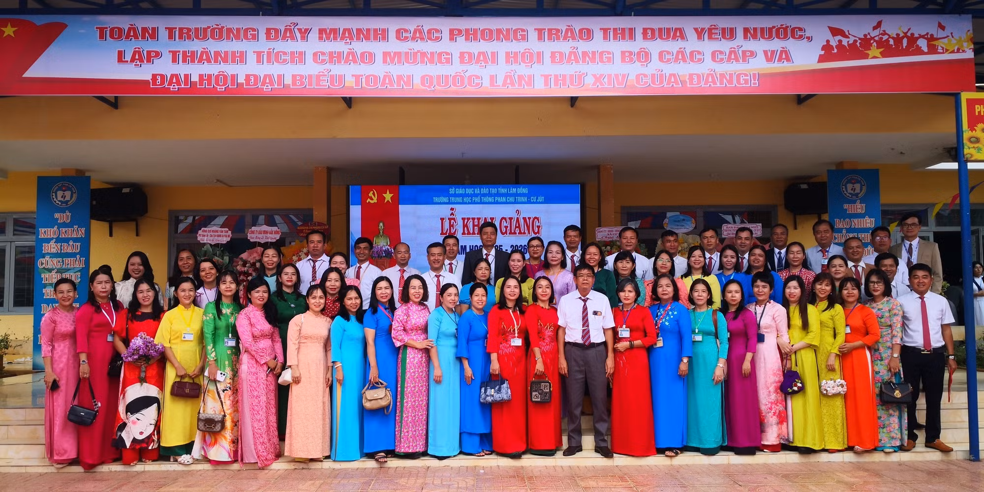 Tập thể cán bộ, giáo viên, nhân viên Trường THPT Phan Chu Trinh - Cư Jút, tỉnh Lâm Đồng.