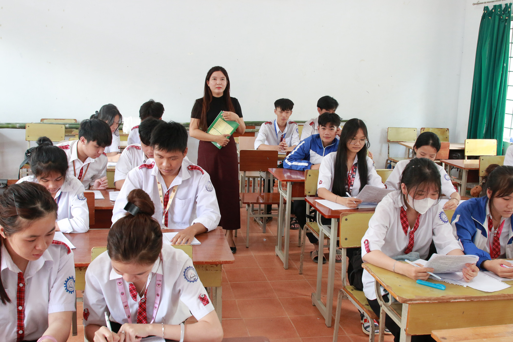 Afin de maintenir la qualité de l'éducation, au fil des années, les enseignants et les élèves du lycée Nguyen Binh Khiem - Nam Dong se sont toujours efforcés d'enseigner et de réviser en fonction de chaque groupe de capacités. 2-thpt-nbk-lamdong.jpg