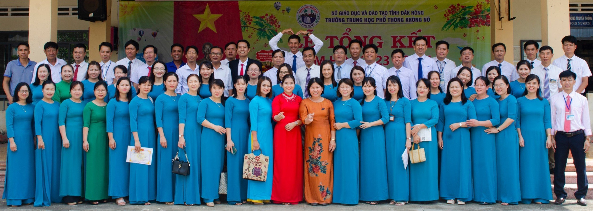 Tập thể cán bộ, giáo viên, nhân viên Trường THPT Krông Nô.