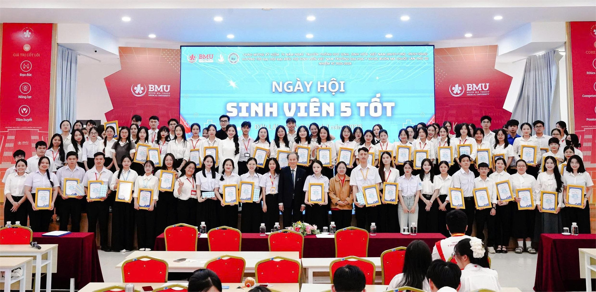 Tuyên dương các cá nhân, tập thể đạt danh hiệu “Sinh viên 5 tốt” cấp trường năm học 2024–2025.
