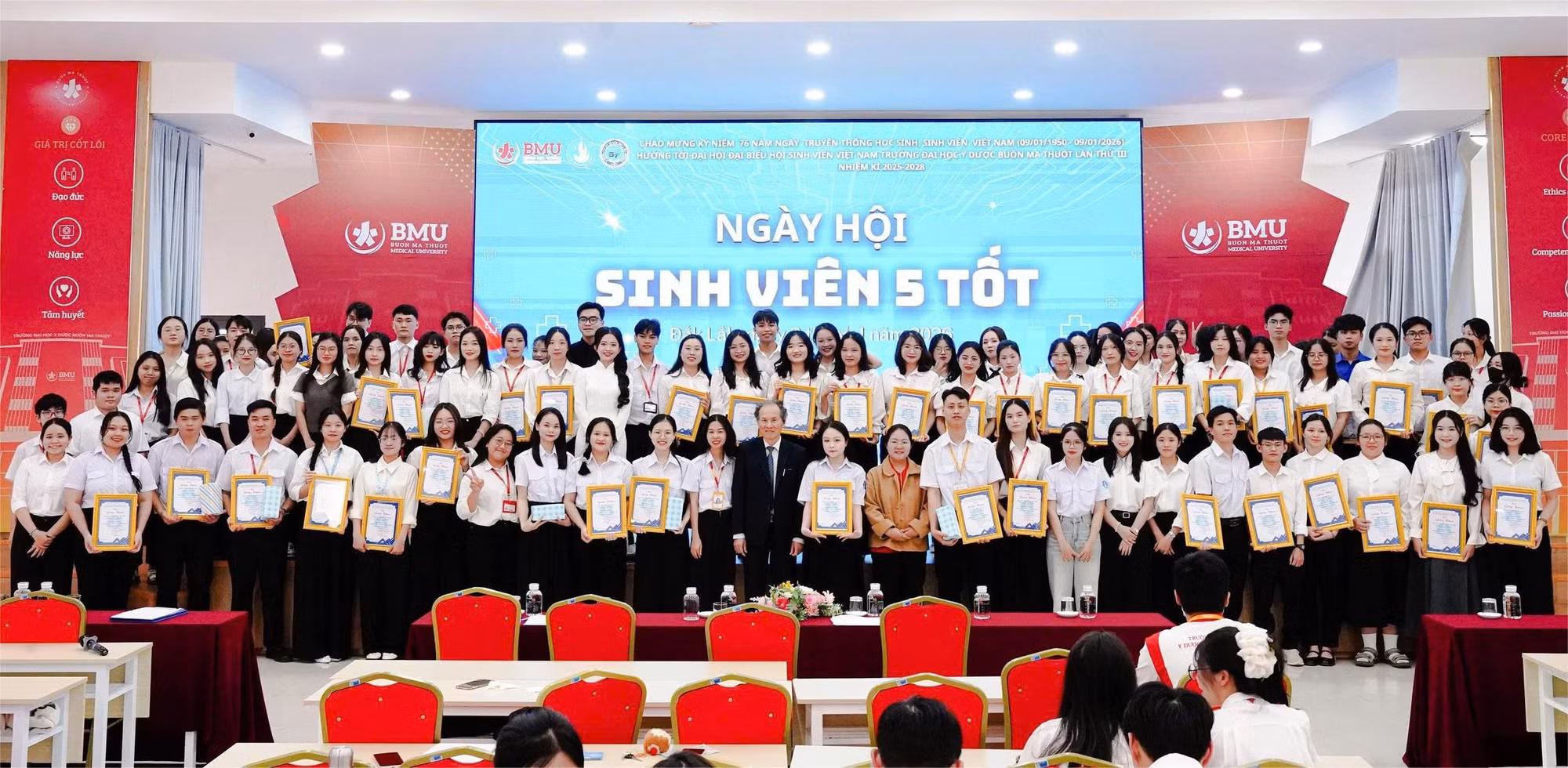 Tuyên dương các cá nhân, tập thể đạt danh hiệu “Sinh viên 5 tốt” cấp trường năm học 2024–2025.