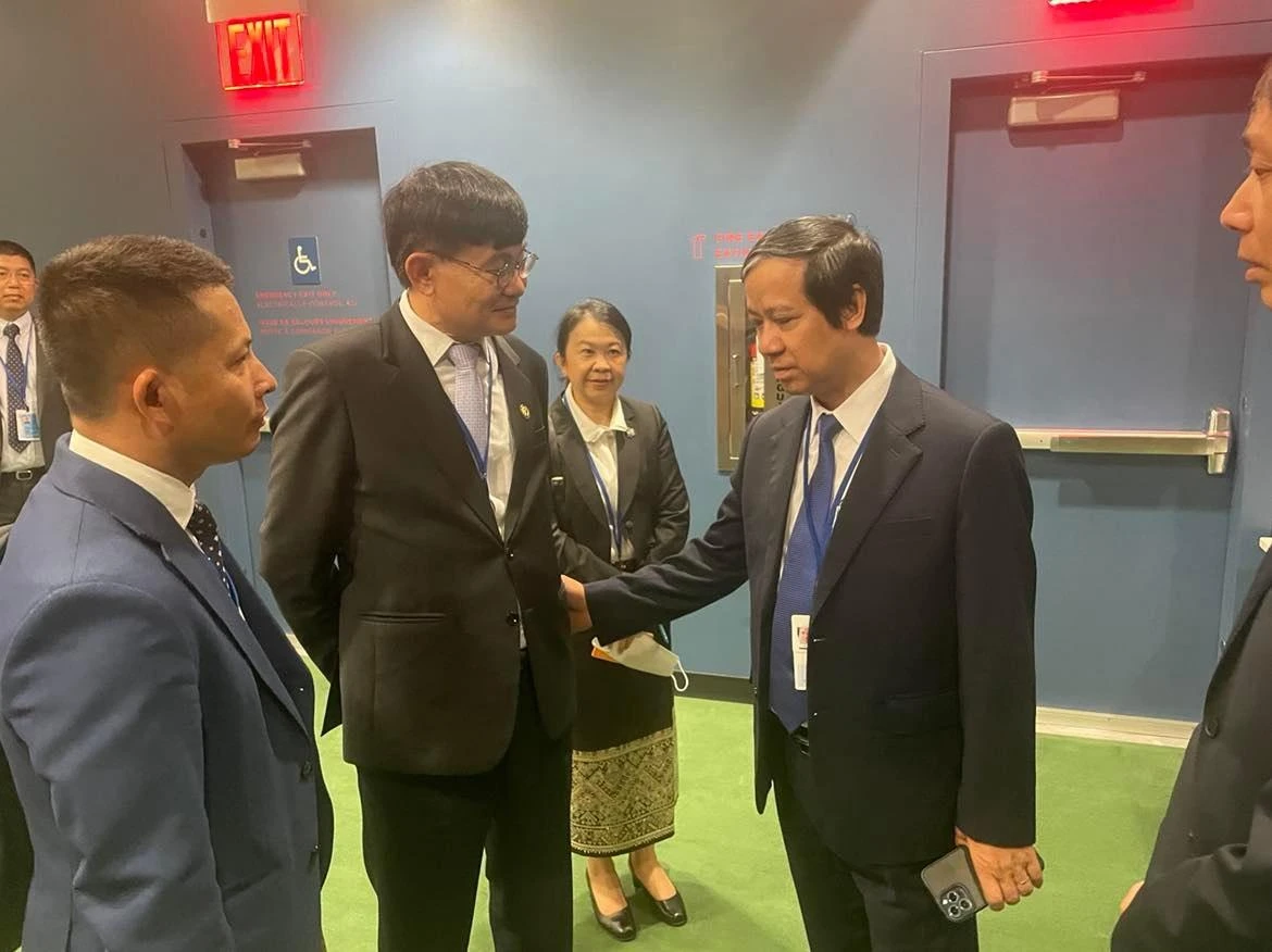 Bộ trưởng Nguyễn Kim Sơn trao đổi với Bộ trưởng Bộ Giáo dục Lào.