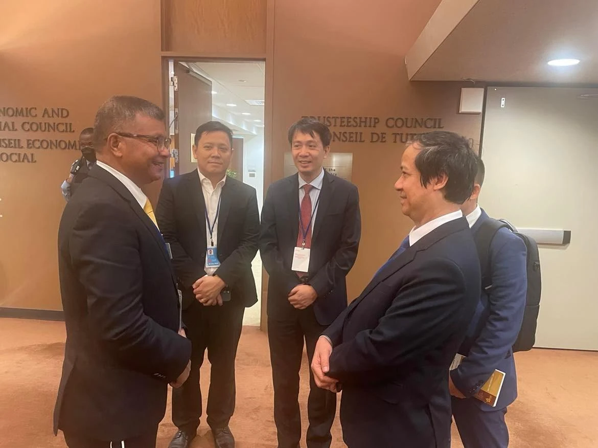 Bộ trưởng Giáo dục Campudia gặp gỡ Bộ trưởng Nguyễn Kim Sơn bên lề Hội nghị thượng định tại Liên hợp quốc.