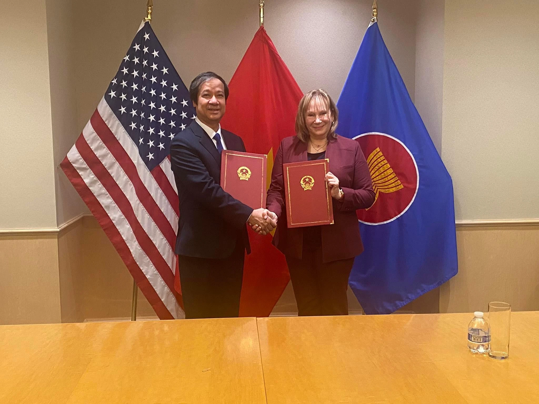 Bộ trưởng Bộ GD&amp;ĐT Nguyễn Kim Sơn và bà Ann Marie, Phó Giám đốc toàn cầu phụ trách Châu Á - Thái Bình Dương của USAID trao biên bản ghi nhớ.