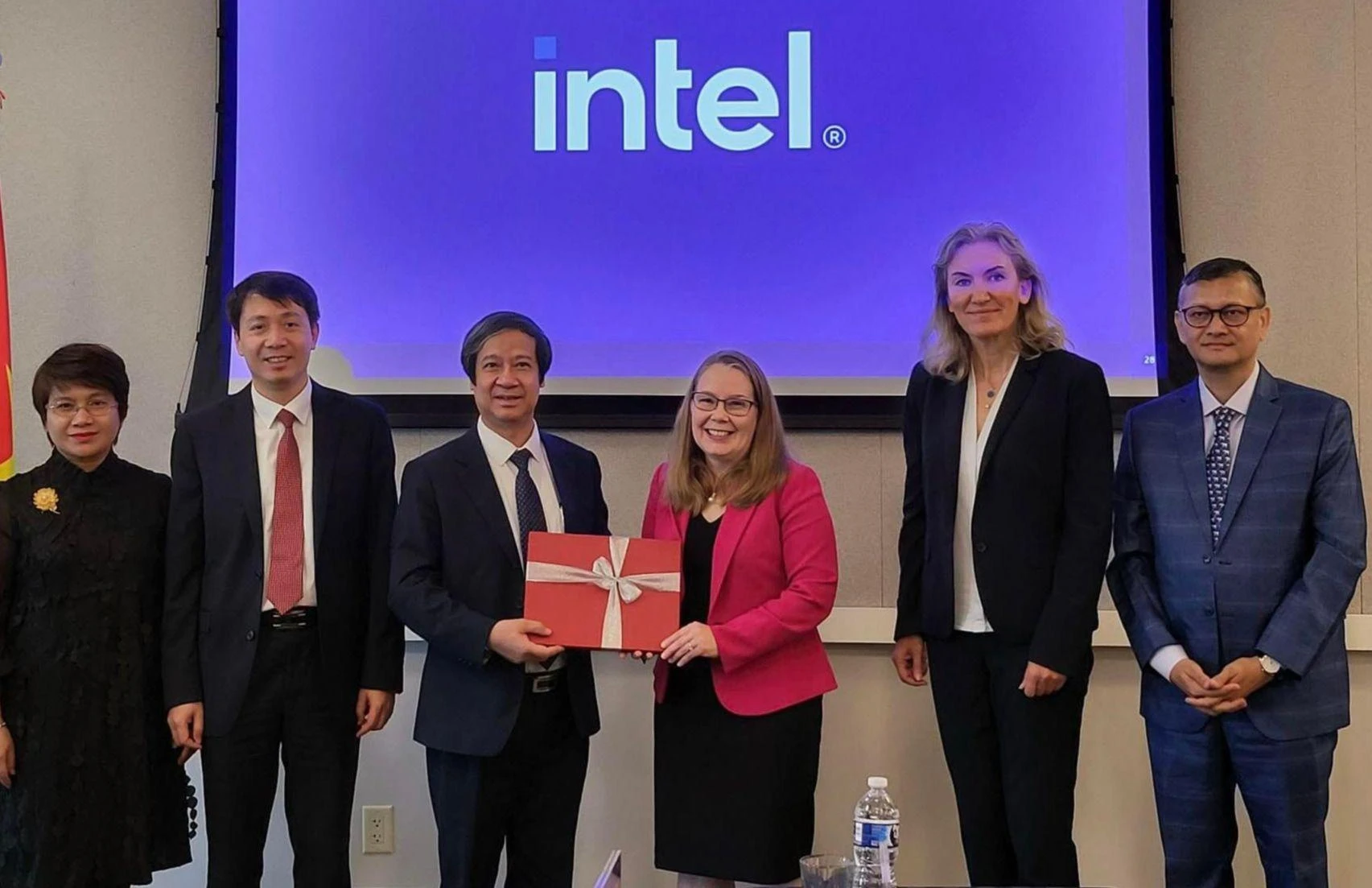 Bộ trưởng Nguyễn Kim Sơn và bà Sara Kemp, Phó chủ tịch tập đoàn Intel trao tặng quà lưu niệm.