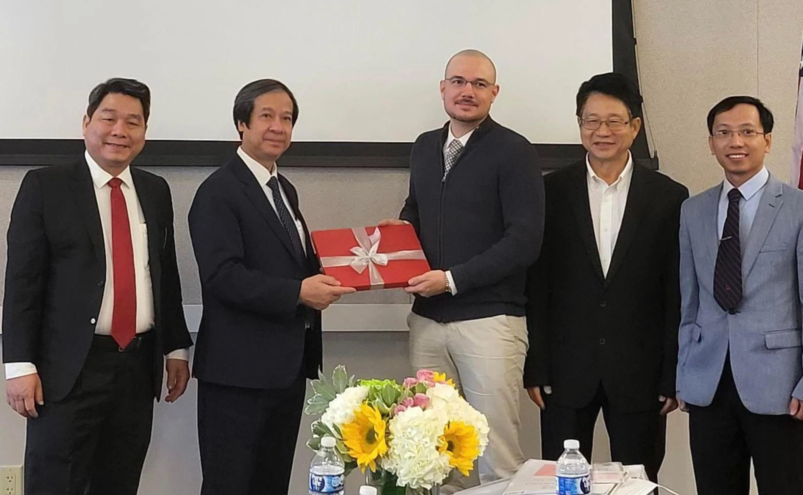 Bộ trưởng Nguyễn Kim Sơn và đoàn đại biểu của Bộ GD&amp;ĐT làm việc với tổ chức STEM toàn cầu.