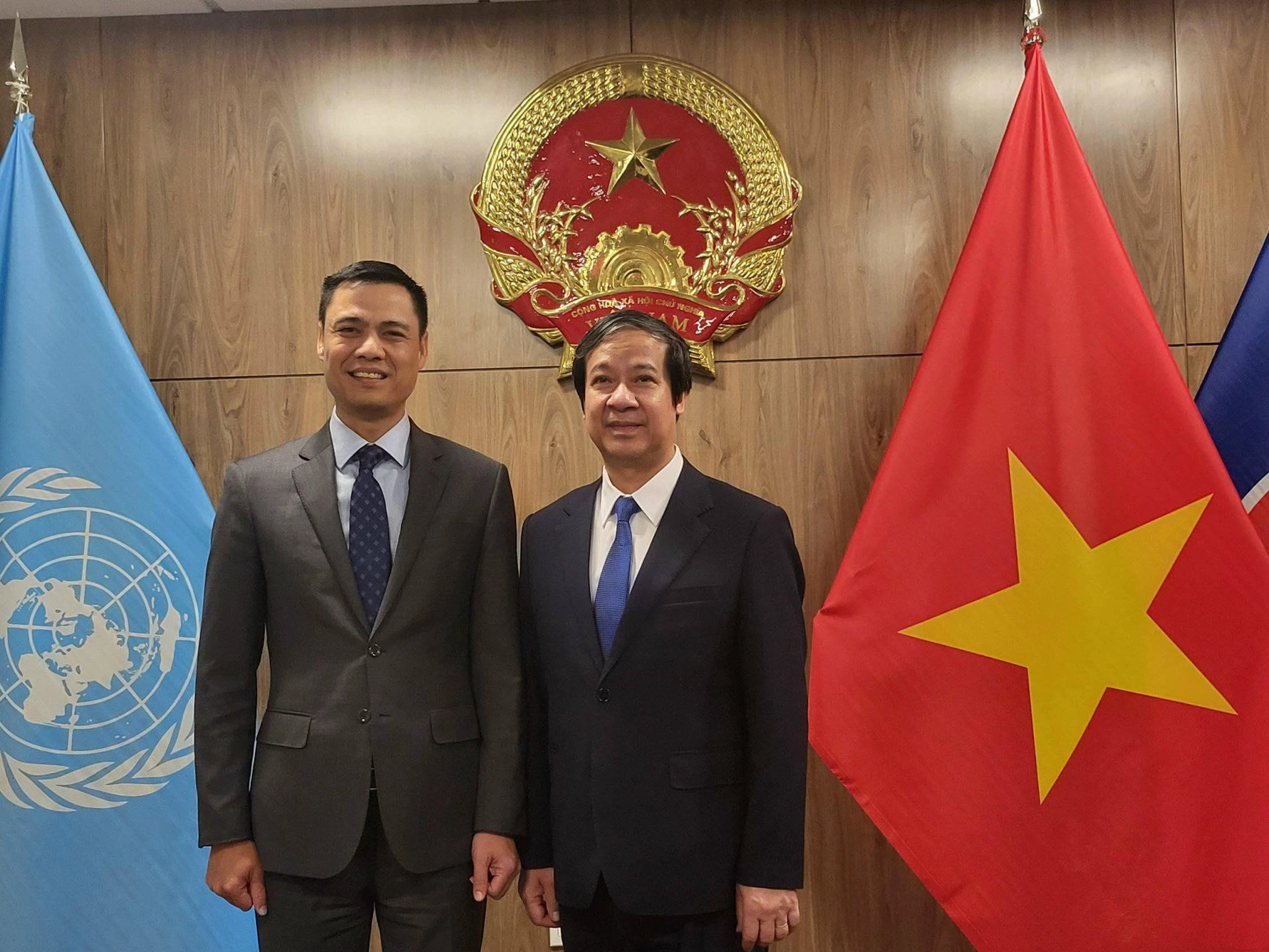 Bộ trưởng Nguyễn Kim Sơn chụp ảnh lưu niệm với Đại sứ Đặng Hoàng Giang - Trưởng phái đoàn Việt Nam tại LHQ.
