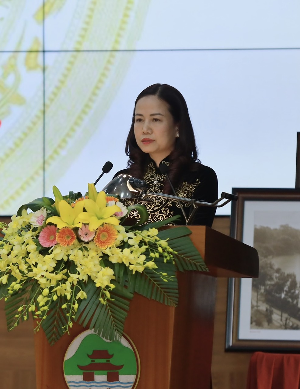 Bà Vương Hương Giang, Trưởng phòng Giáo dục quận Hoàn Kiếm phát biểu tại hội nghị.