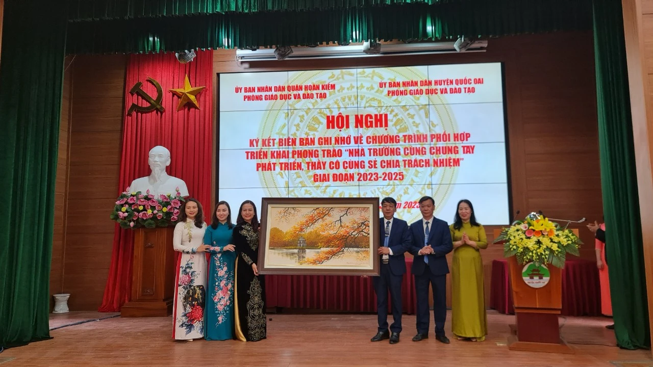 Lãnh đạo hai phòng GDD&amp;ĐT Quốc Oai - Hoàn Kiếm tặng quà lưu niệm.