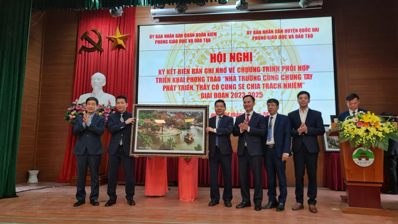 Lãnh đạo hai phòng GDD&amp;ĐT Quốc Oai - Hoàn Kiếm tặng quà lưu niệm.