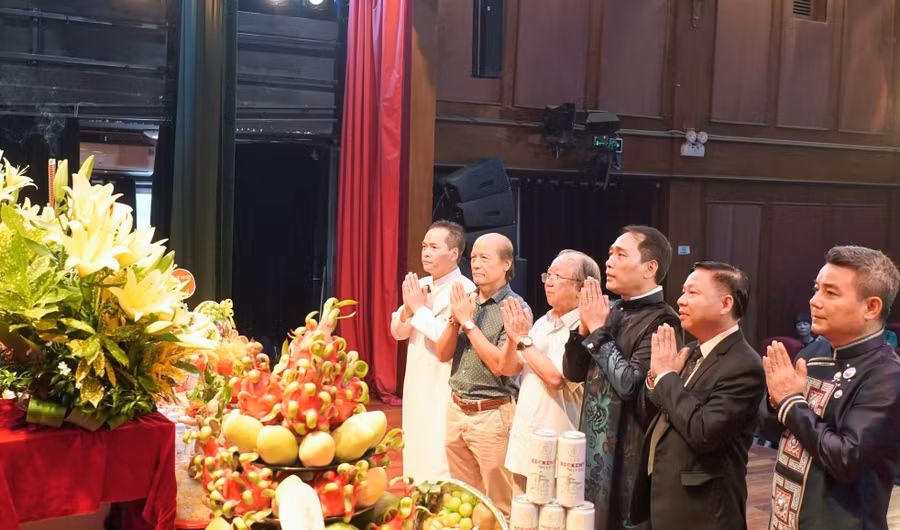 Các đại biểu và nghệ sĩ thành kính dâng hương trong ngày giỗ Tổ nghề sân khấu. sk-3.jpg