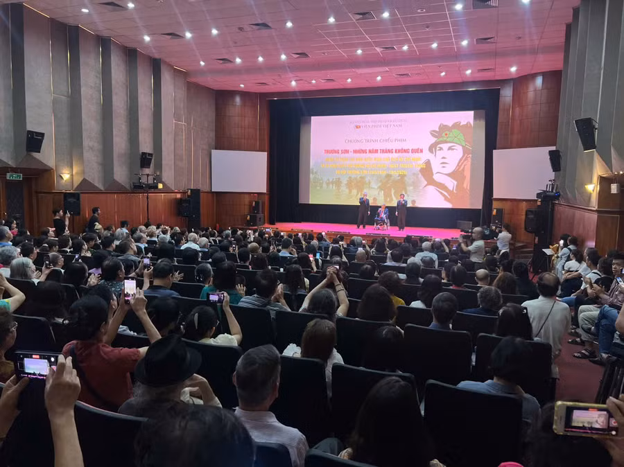 Đông đảo khán giả tại Hà Nội tham gia chương trình chiếu phim chuyên đề “Trường Sơn - Những năm tháng không quên” - Ảnh: VPVN.