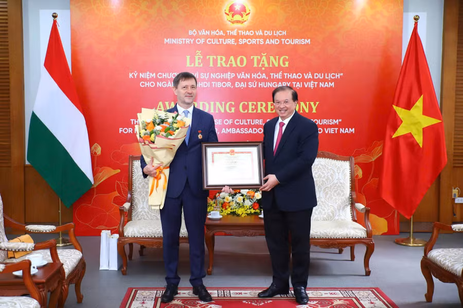 Thứ trưởng Tạ Quang Đông trao Kỷ niệm chương “Vì sự nghiệp Văn hóa, Thể thao và Du lịch” cho Ngài Baloghdi Tibor - Ảnh: Bộ VH,TT&DL.