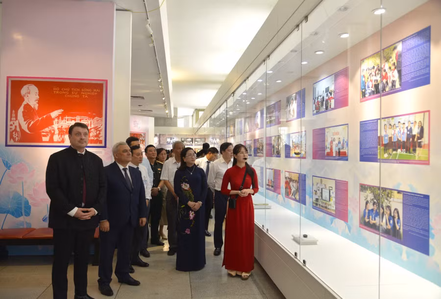 Các đại biểu tham quan triển lãm - Ảnh: BTHCM.