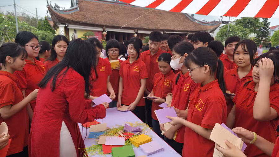 Học sinh trải nghiệm sách học tại triển lãm.