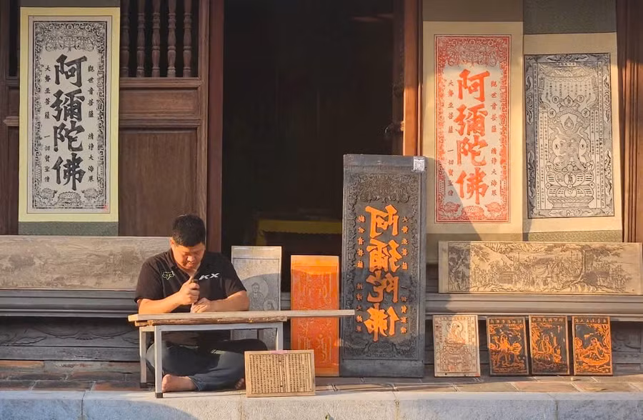 Nghệ nhân Nguyễn Công Đạt khắc bộ tranh tại chùa Vĩnh Nghiêm.