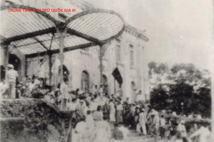 Ngày 19/8/1945, nhân dân giành chính quyền tại Bắc Bộ Phủ.