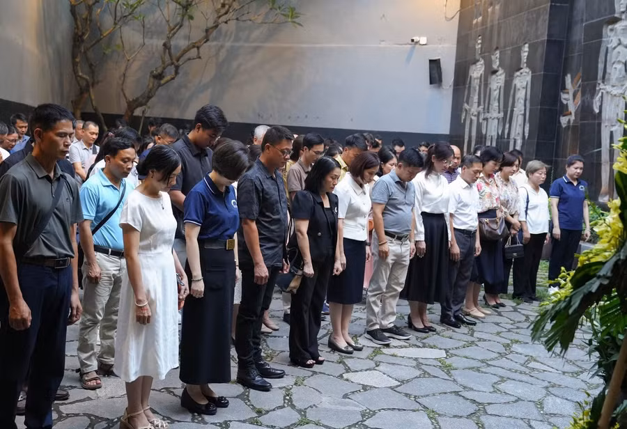 Lễ dâng hương tri ân các anh hùng liệt sĩ, chiến sĩ yêu nước đã hi sinh tại nhà tù Hỏa Lò.