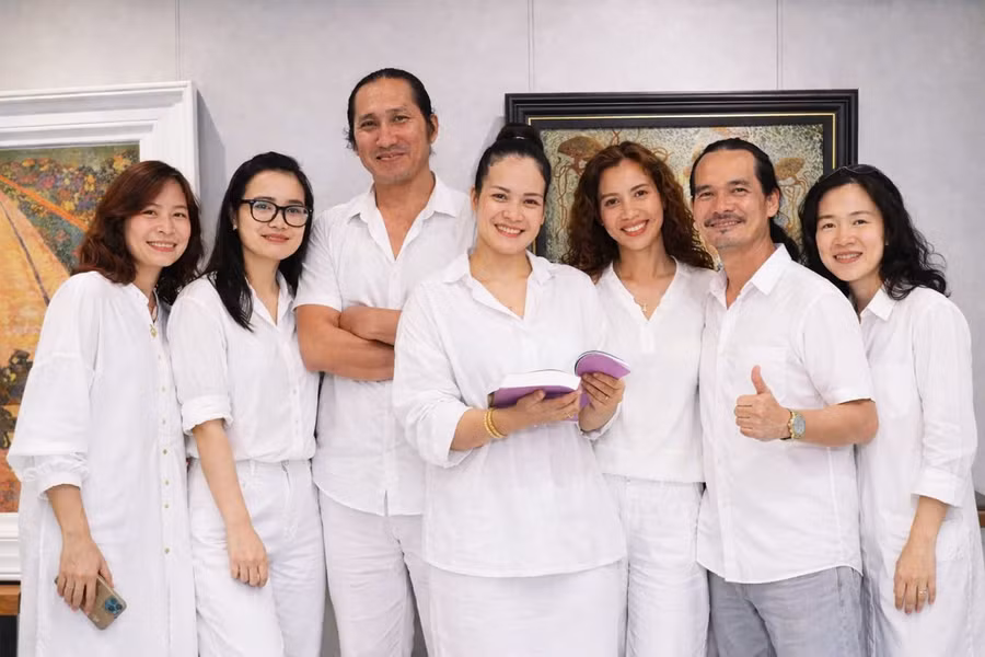 Các họa sĩ (từ trái sang): Lê Thanh - Nguyên Bút - Đình Hồ - Thảo My - Tú Quyên - Đình Miền - Thúy Phượng.