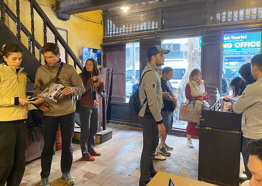 Du khách trải nghiệm hệ thống vé điện tử tại Ngôi nhà Di sản số 87 phố Mã Mây - Ảnh: TITC.