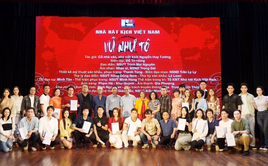 Lãnh đạo Nhà hát Kịch Việt Nam trao kịch bản cho các diễn viên tham gia vở diễn.