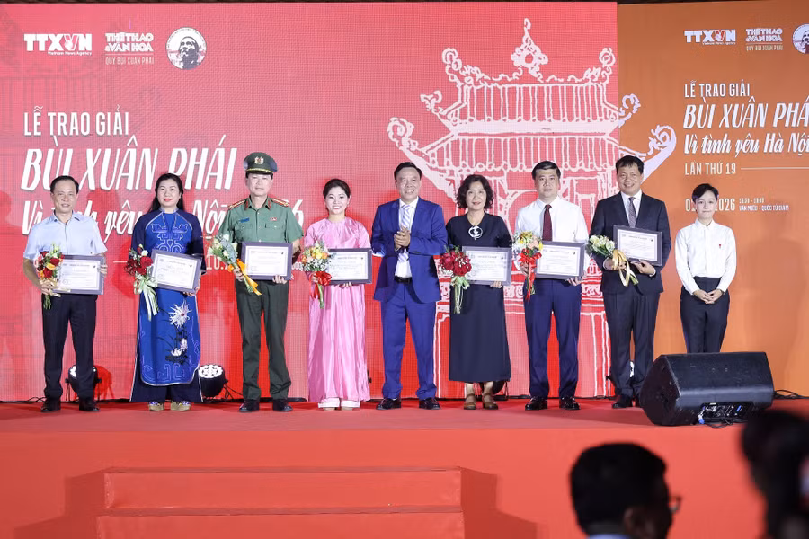 Trao chứng nhận cho các đề cử tại Lễ trao Giải thưởng Bùi Xuân Phái – Vì tình yêu Hà Nội lần 19 năm 2026 (Ảnh: BTC).