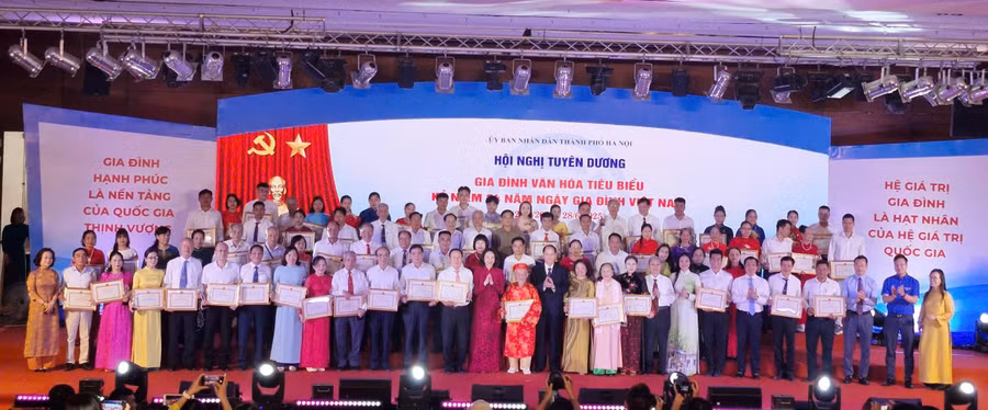 gia-dinh-tieu-bieu-1.jpg