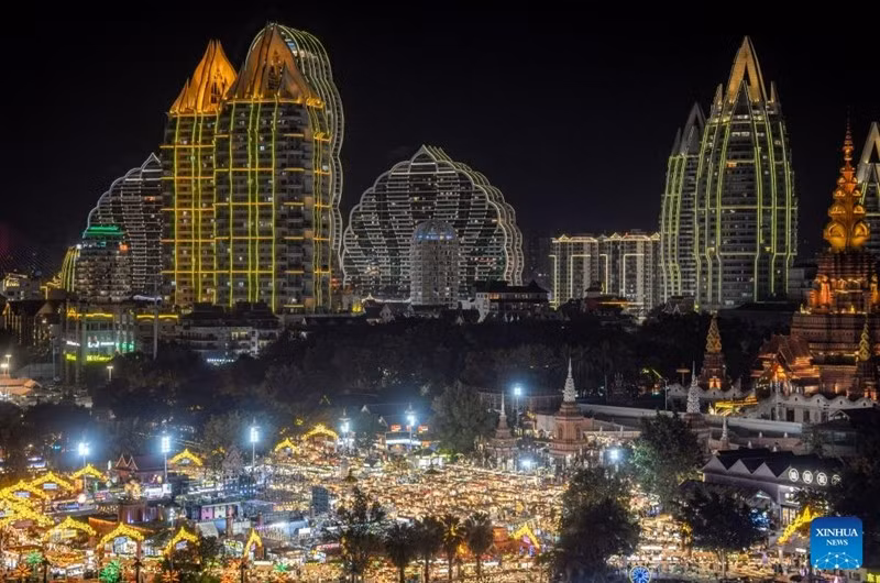 Chợ đêm Starlight tại thành phố Cảnh Hồng, Tây Song Bản Nạp. Ảnh: Xinhua.