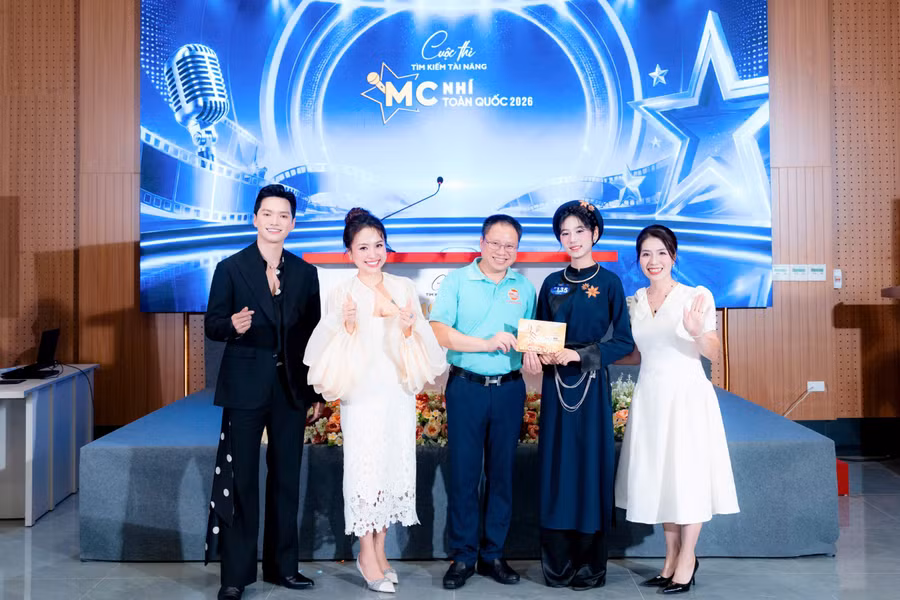 hoc-tro-cua-hlv-linh-giang-nhan-ve-vang-vao-vong-trong.jpg